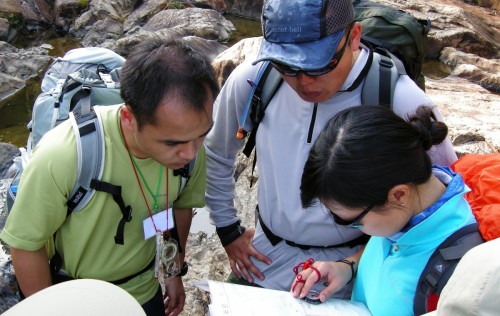 學員正學習閱讀地圖 Participants learning to read a map