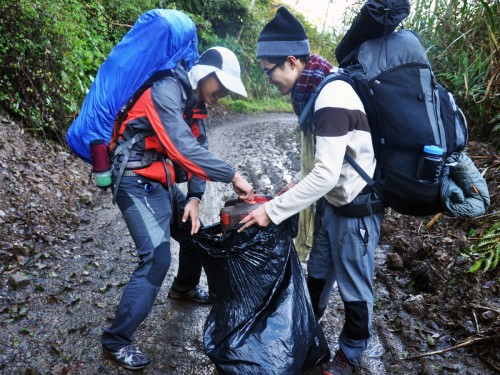 學員沿途清理垃圾 Participants clean up rubbish along the trail