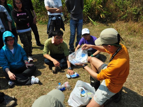 導師示範如何把垃圾分類 Teachers demonstrating how to separate garbage  